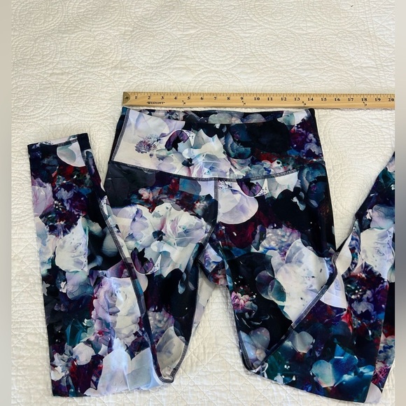 Old Navy Black/Lavender/White Floral Active Go Dry Leggings. Size Large. - Picture 4 of 5